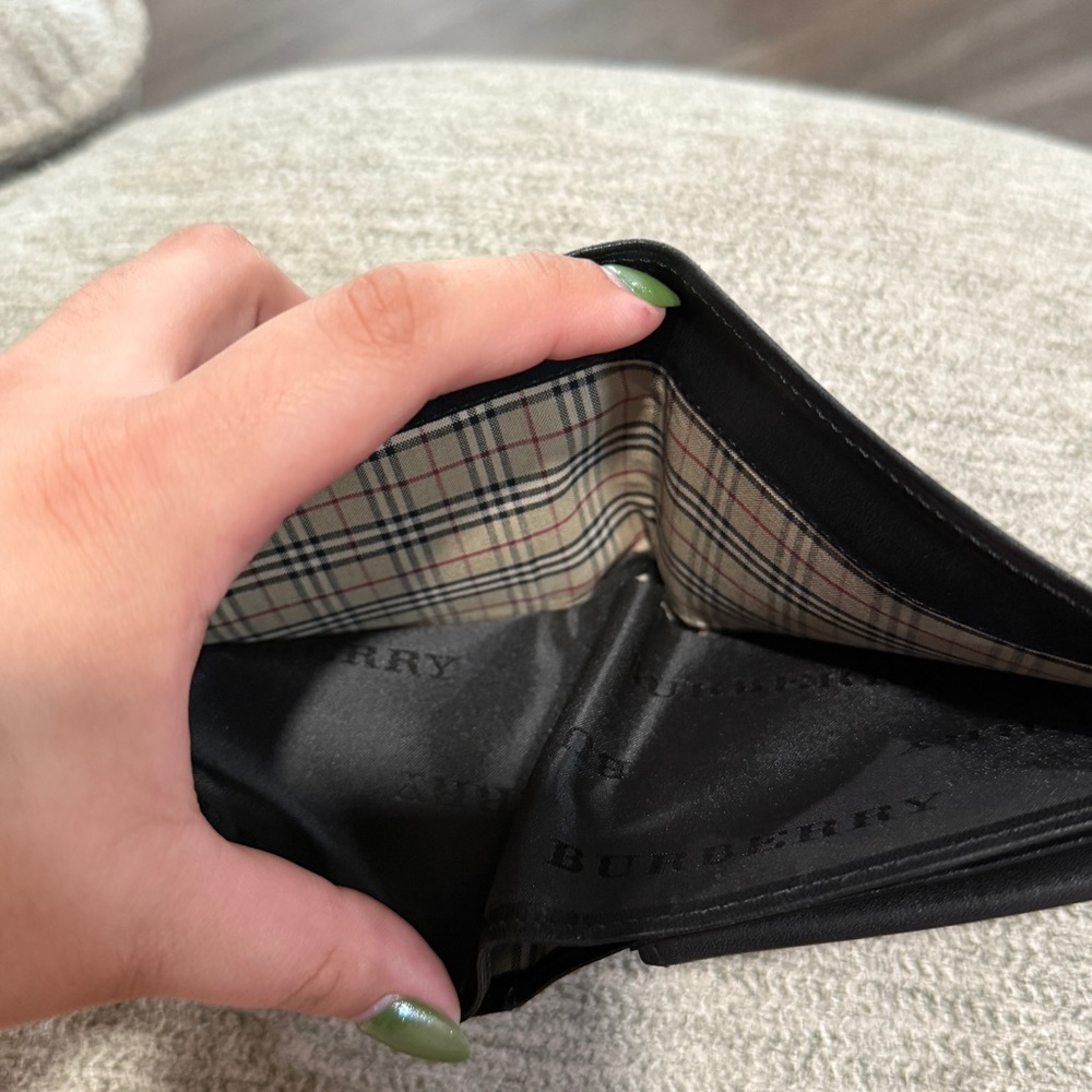Burberry Black Wallet Sleek Minimalist Design - Picture 11 of 13